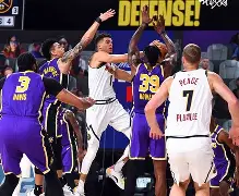 库里第四节连续投进4个三分球 库里第四节连续投进4个三分球